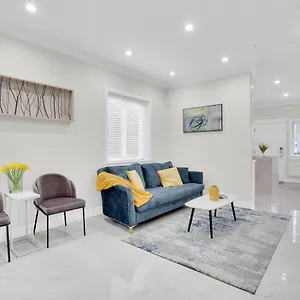 Family-friendly, 3 Bed House - Private Backyard-central Location Canada